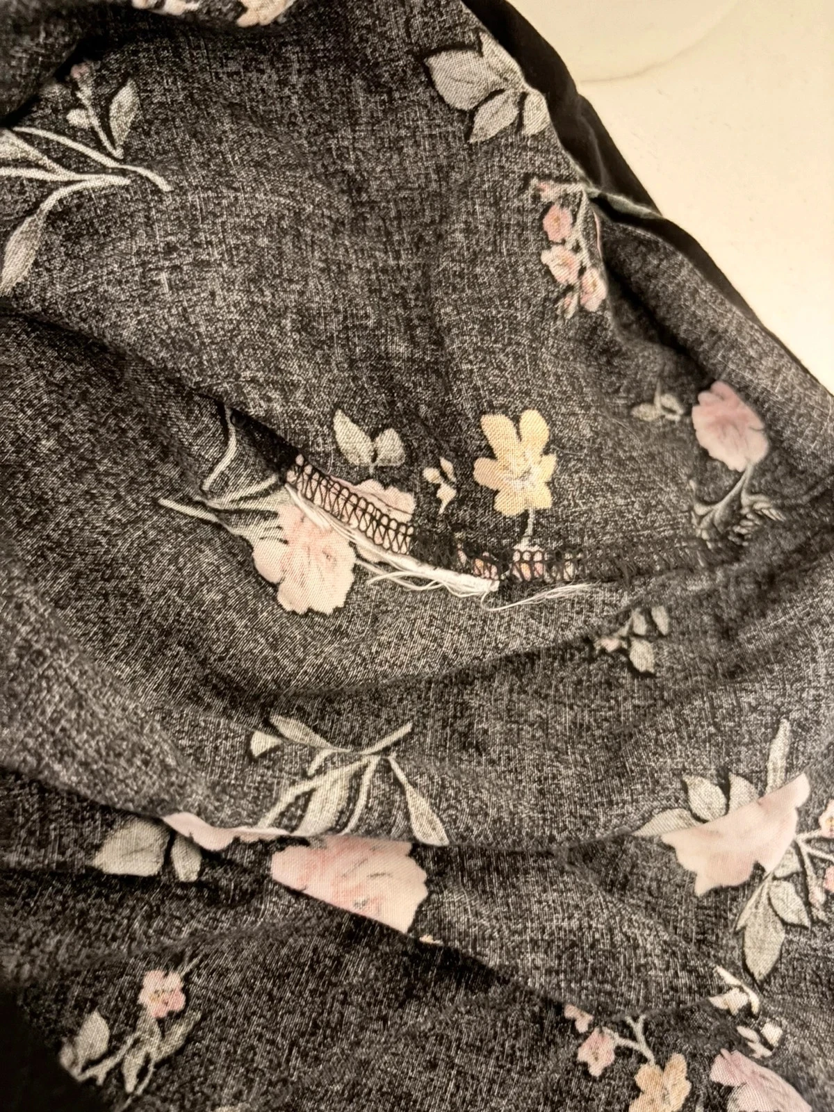 Zwarte bloemenshirt met lange mouwen maat S – photo 3